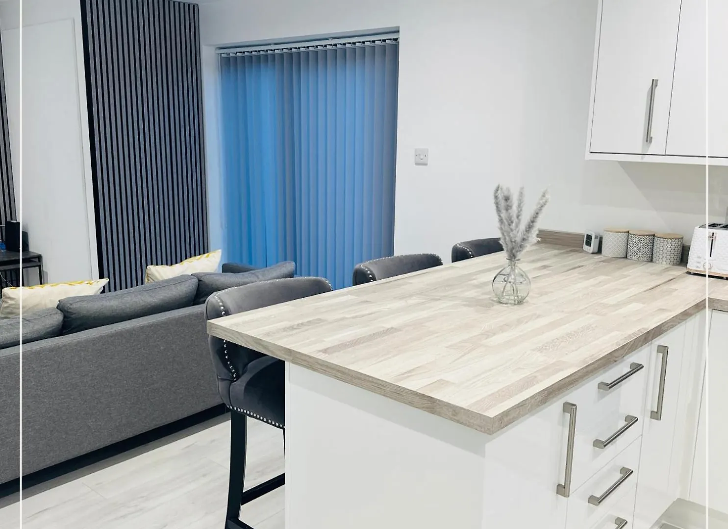 Tastefully Decorated 4 Bed Home In Gedling - Near Colwick Country Park, Victoria Retail Park, City Centre & Nottingham Racecourse 0*,
